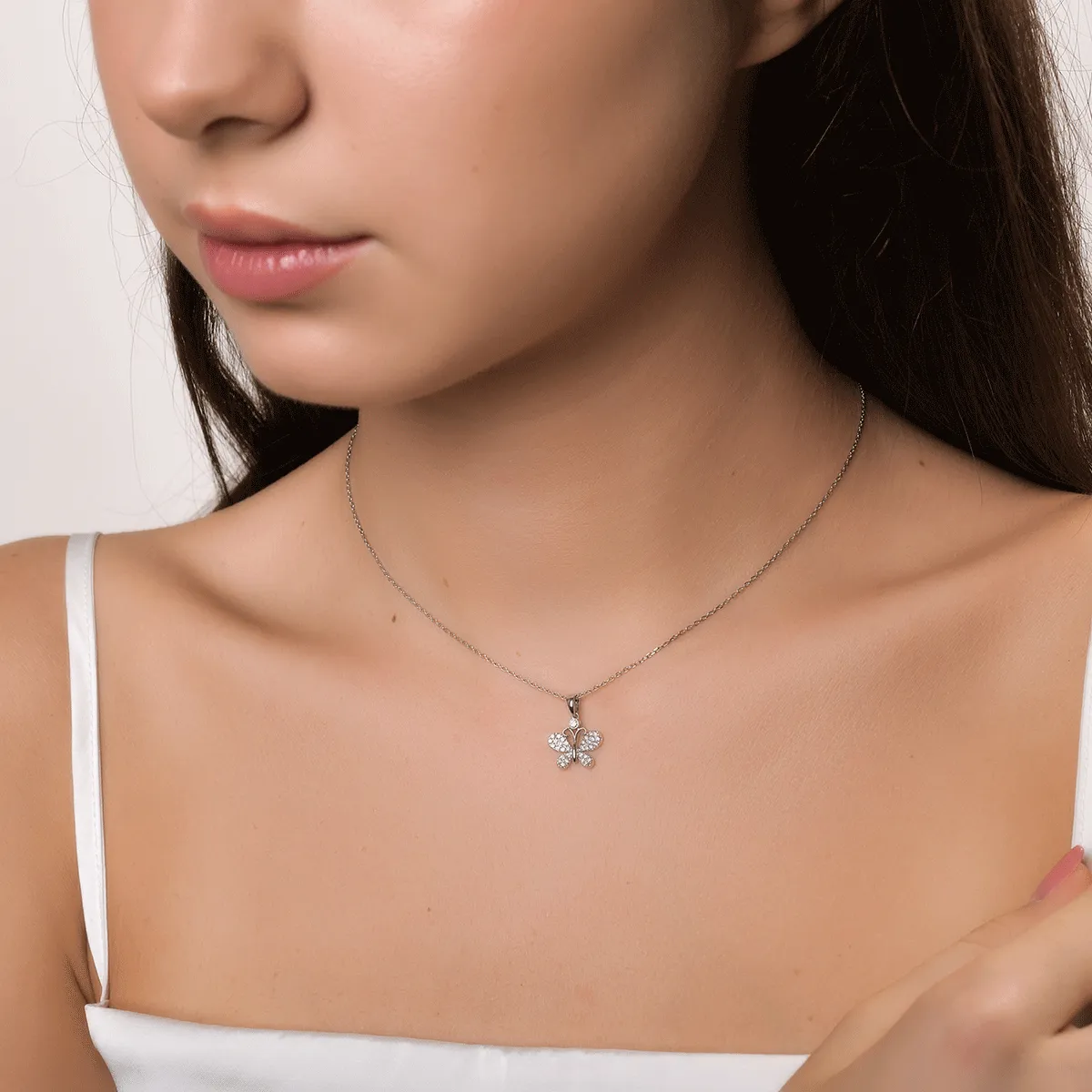 Pandantiv fluture din aur alb cu diamante de 0.18ct