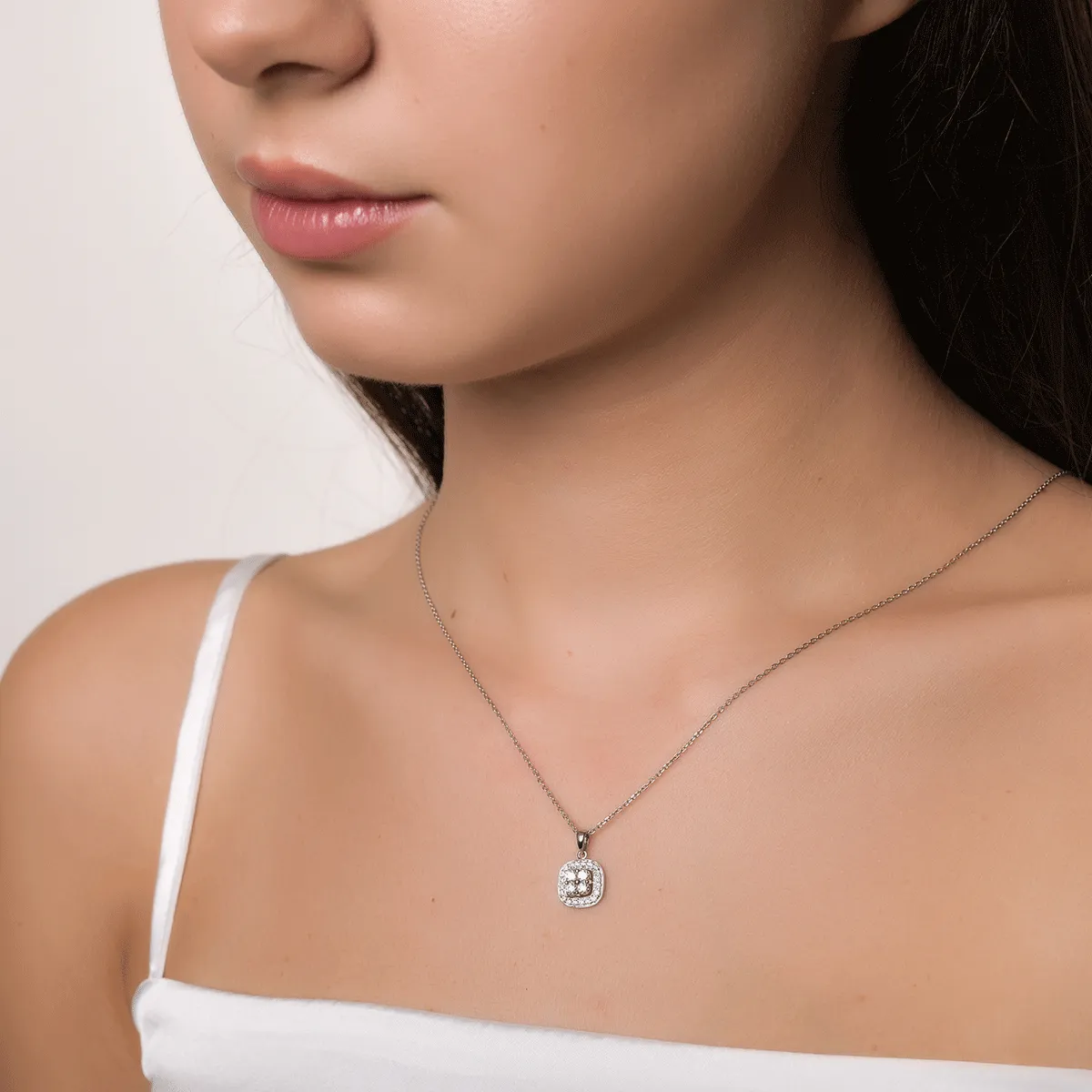 Pandantiv din aur alb cu diamante de 0.35ct