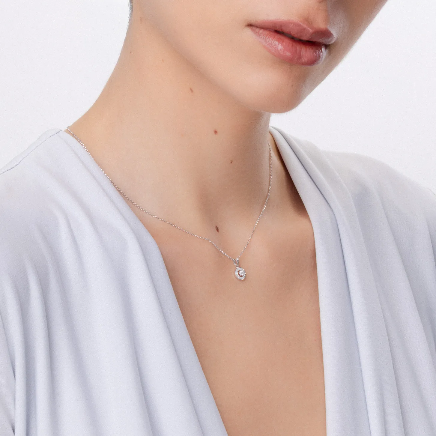 Zawieszka z białego 14K złota z 0,08ct brylantem i 0,07ct brylantami