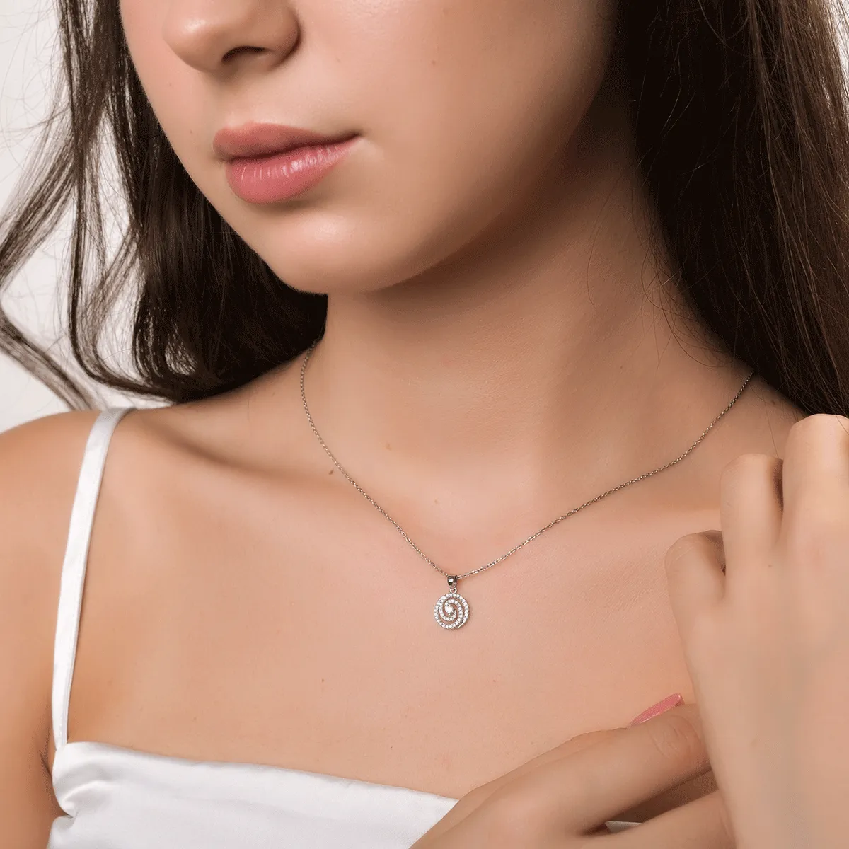 Pandantiv din aur alb cu diamant de 0.04ct si diamante de 0.15ct