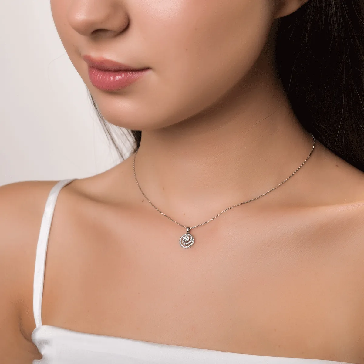Pandantiv din aur alb cu diamante de 0.2ct