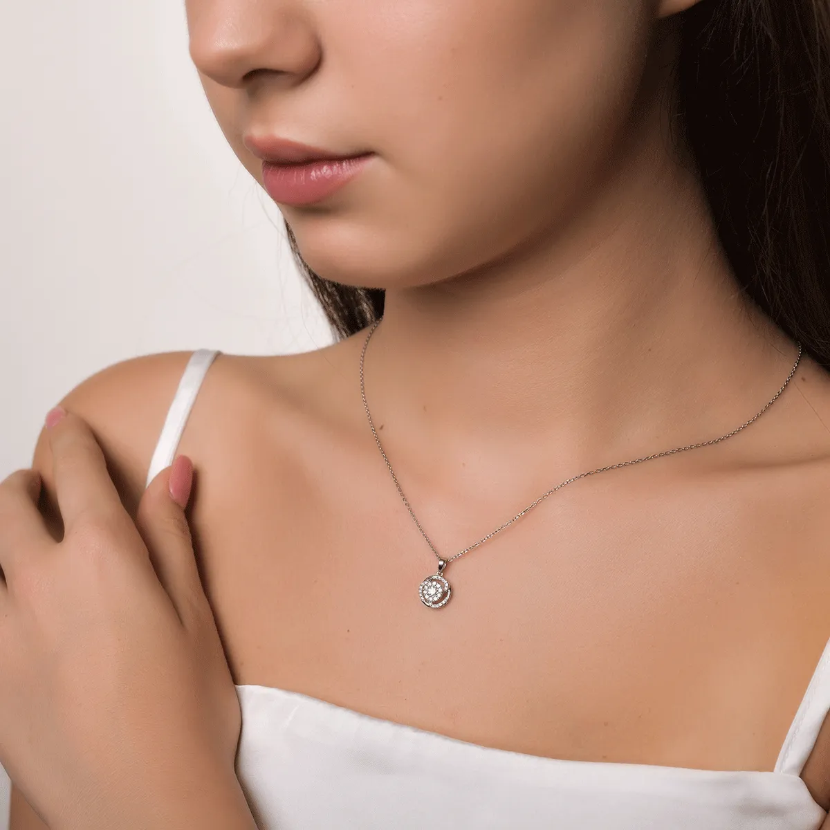 Pandantiv din aur alb cu diamant de 0.1ct si diamante de 0.15ct