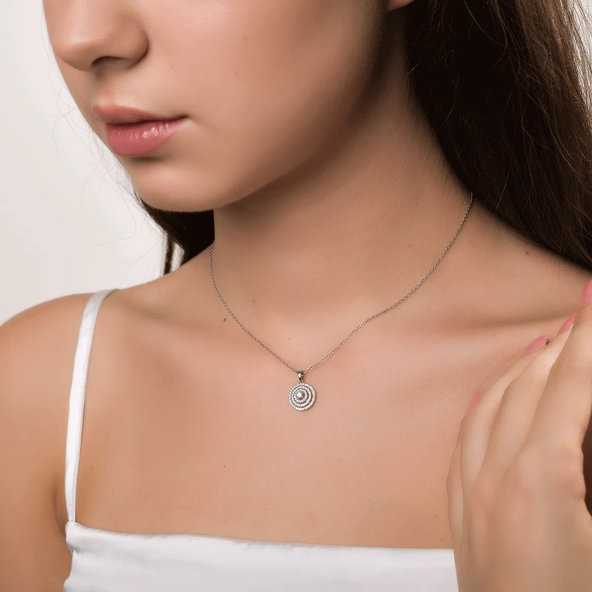 Pandantiv din aur alb de 14K cu diamant de 0.07ct si diamante de 0.2ct