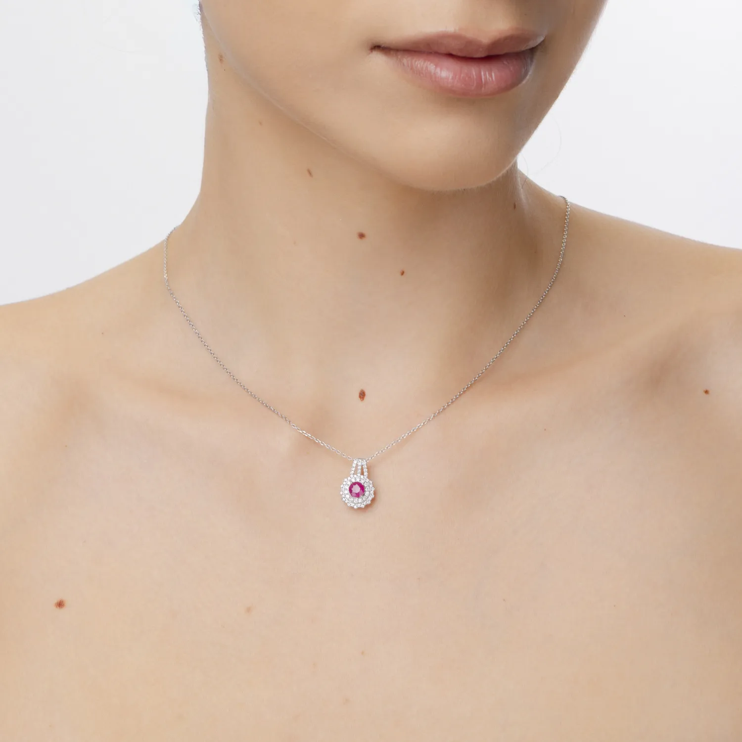 18k fehér arany medál 0,63ct ruby
