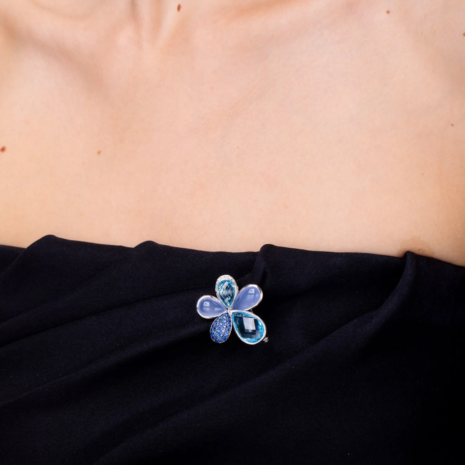Pandantiv floare din aur alb cu pietre pretioase si semipretioase de 25.27ct