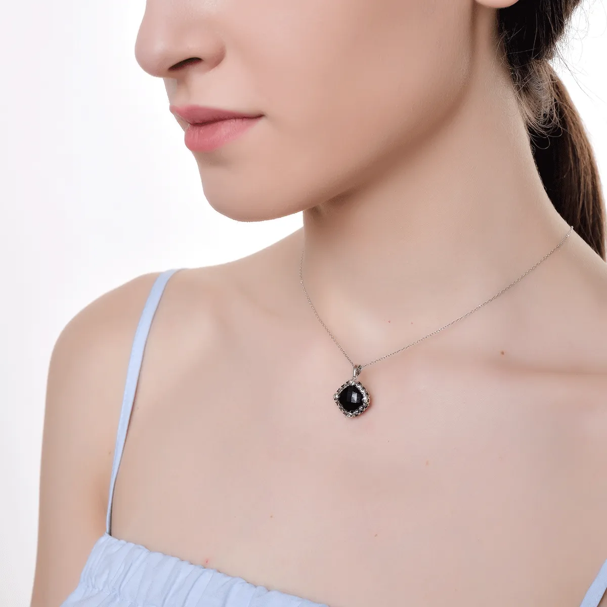 Pandantiv din aur alb de 14K cu pietre pretioase si semipretioase de 5.4ct
