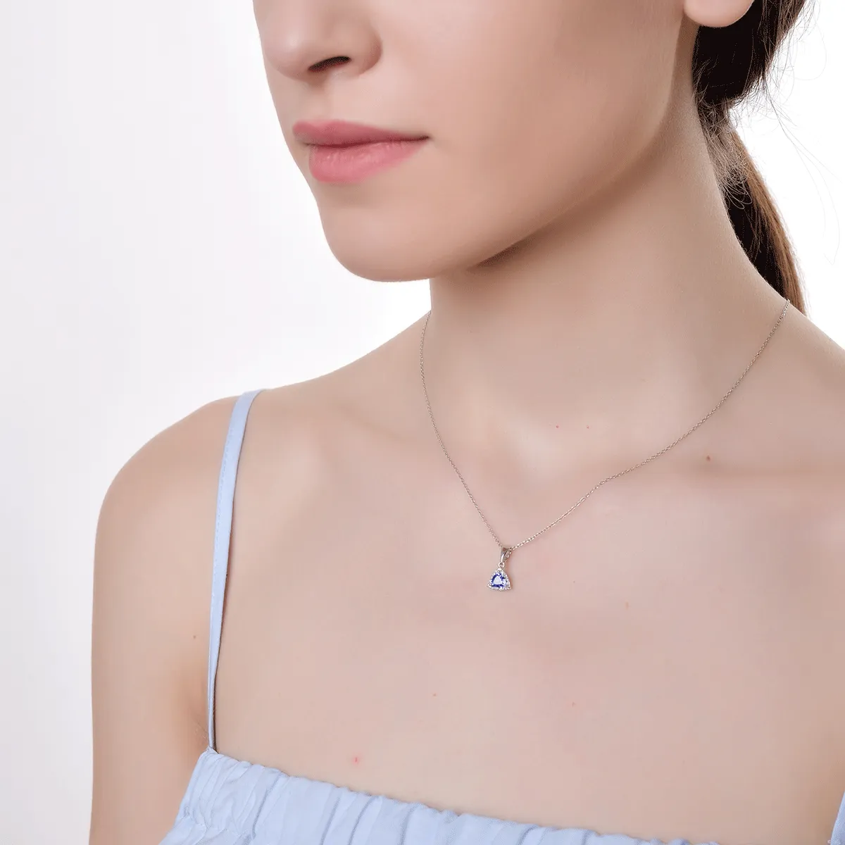 Pandantiv din aur alb de 14K cu tanzanit de 0.44ct si diamante de 0.08ct