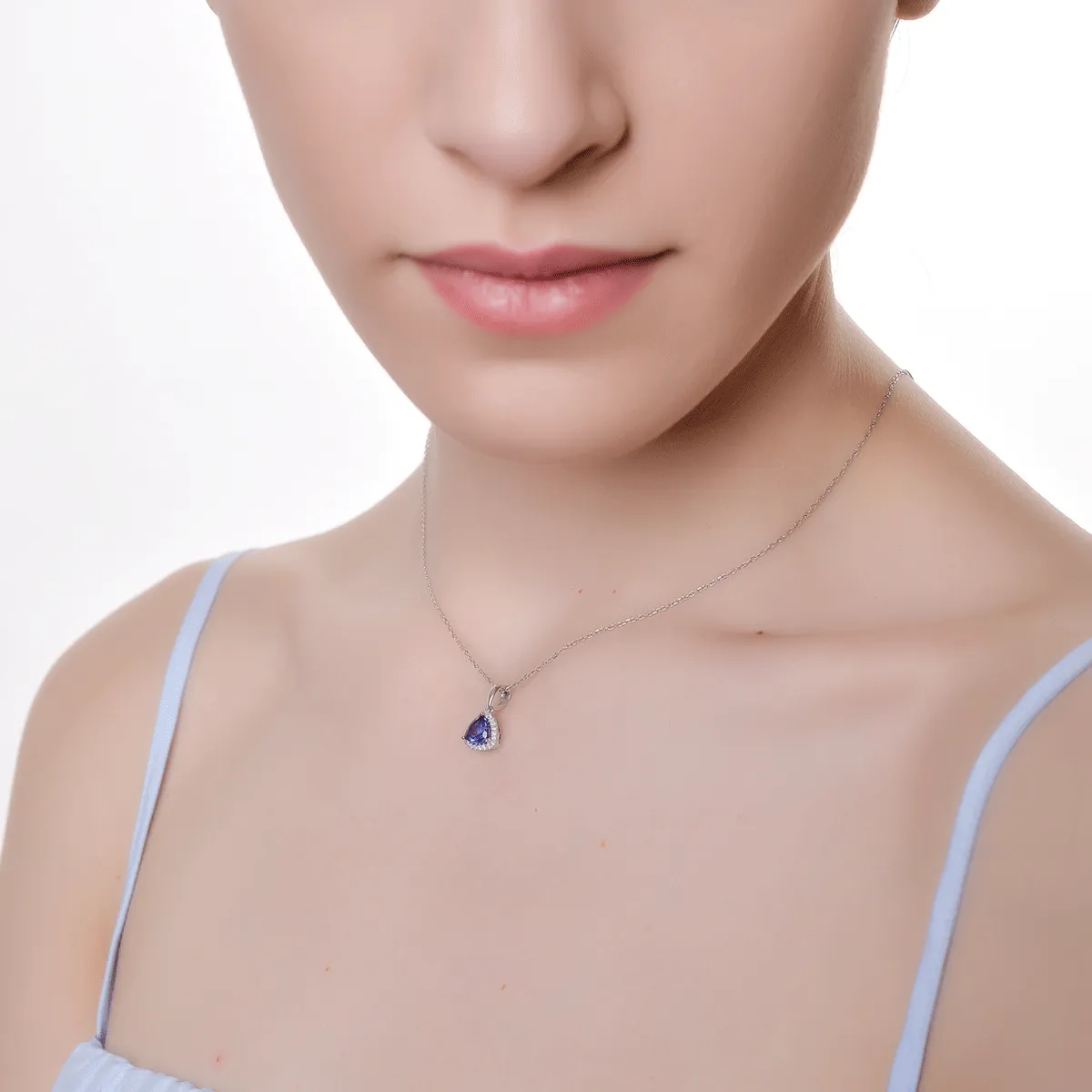 14K white gold pendant with tanzanite of 1.05ct and diamonds of 0.11ct