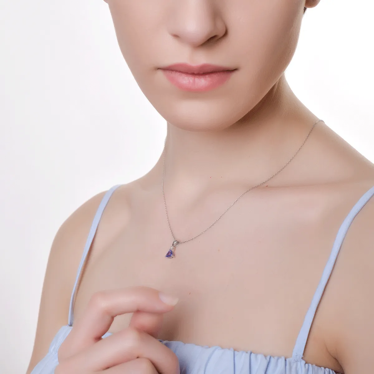 Pandantiv din aur alb de 14K cu tanzanit de 0.75ct si diamant de 0.02ct