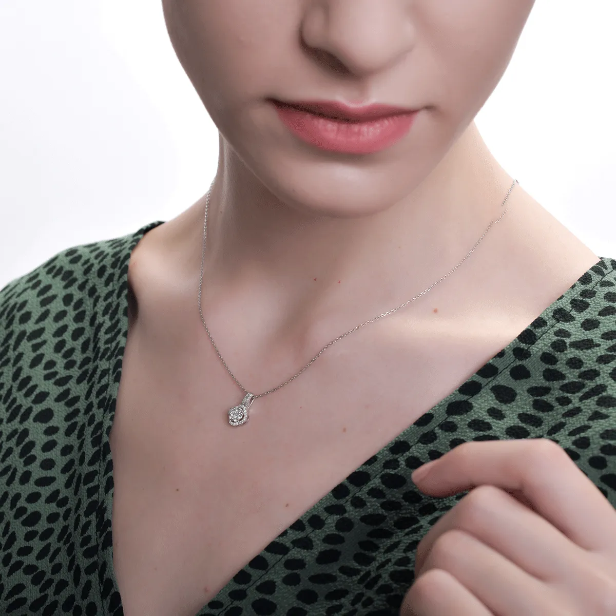 Pandantiv din aur alb de 18K cu diamante de 0.323ct