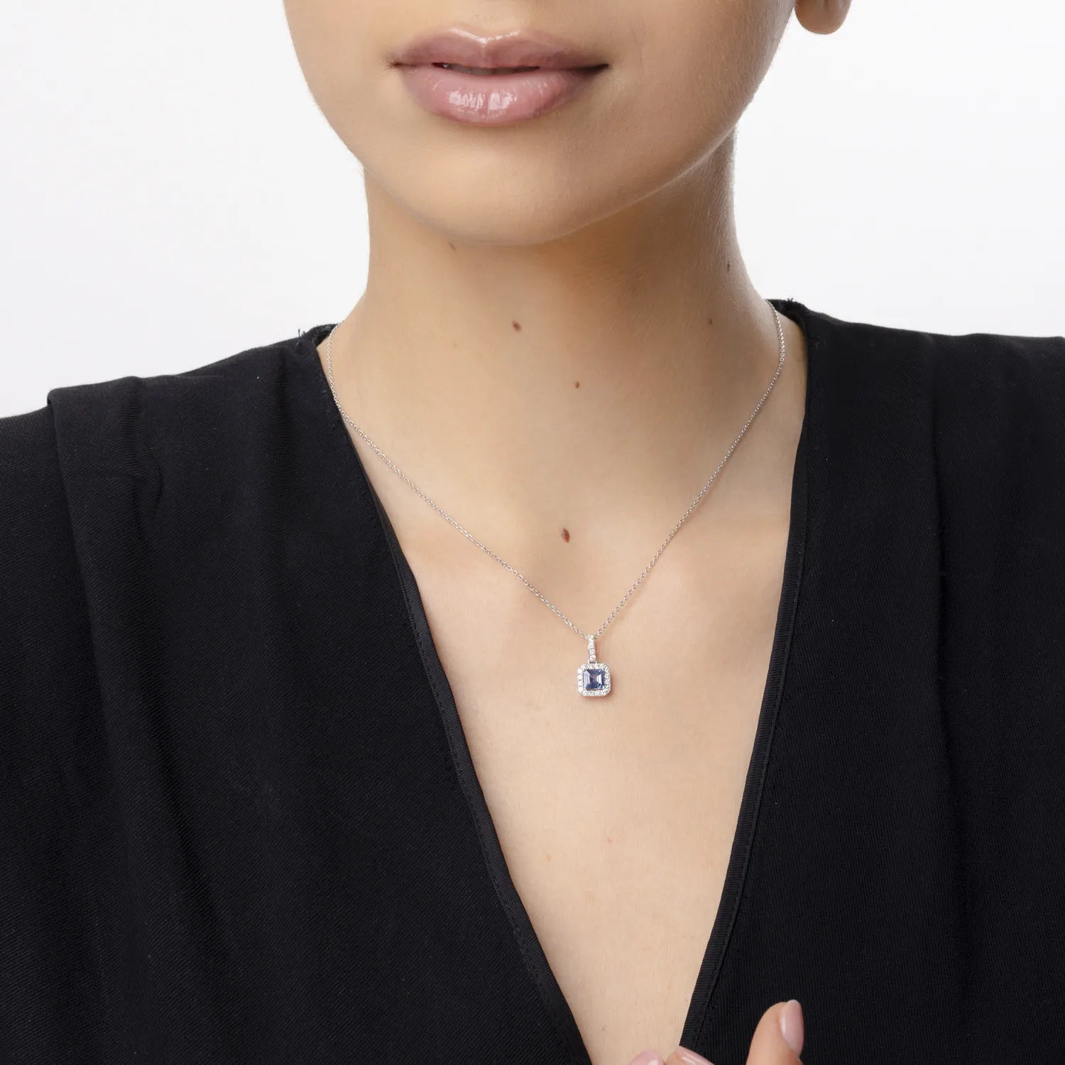18K fehérarany medál 0.77ct zafírral és 0.24ct gyémántokkal