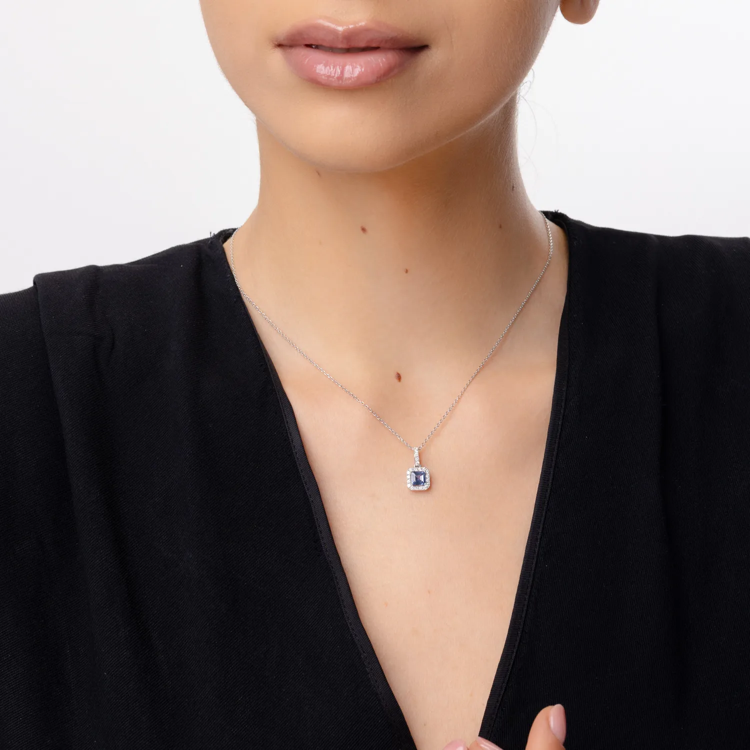 18K fehérarany medál 0.77ct zafírral és 0.24ct gyémántokkal
