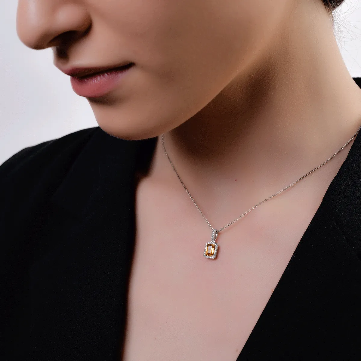 Висулка от бяло злато 18К с жълт сапфир 0.61гкт и диаманти от 0.16кт.