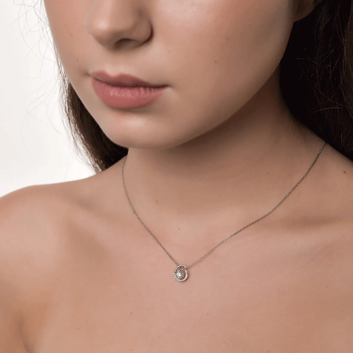 Pandantiv din aur alb cu diamant de 0.19ct si diamante de 0.06ct