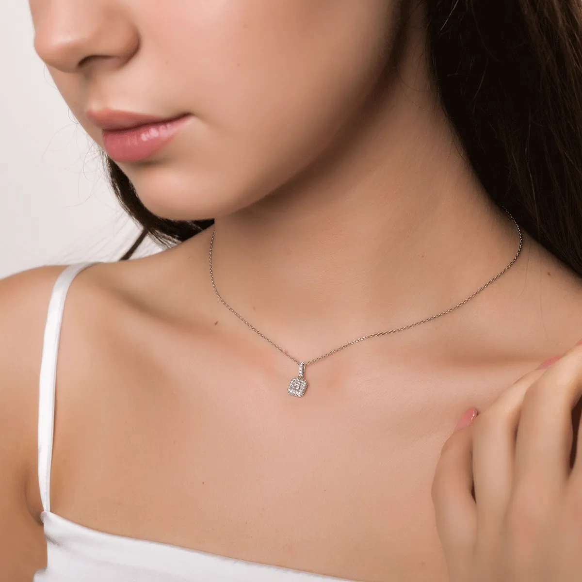 Pandantiv din aur alb de 18K cu diamant de 0.16ct si diamante de 0.2ct