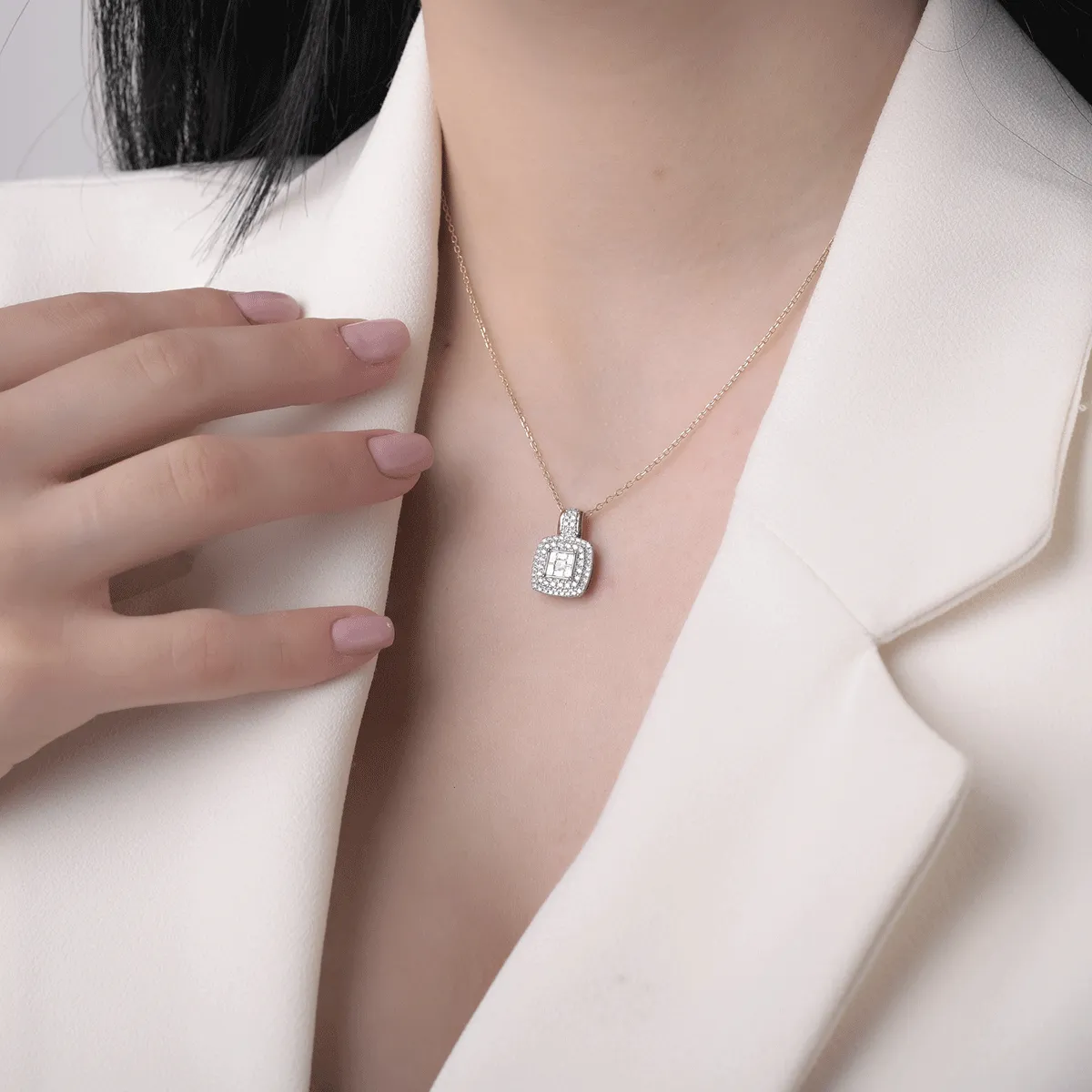 Medál 18K-os fehér-sárga aranyból 0.45ct gyémánttal