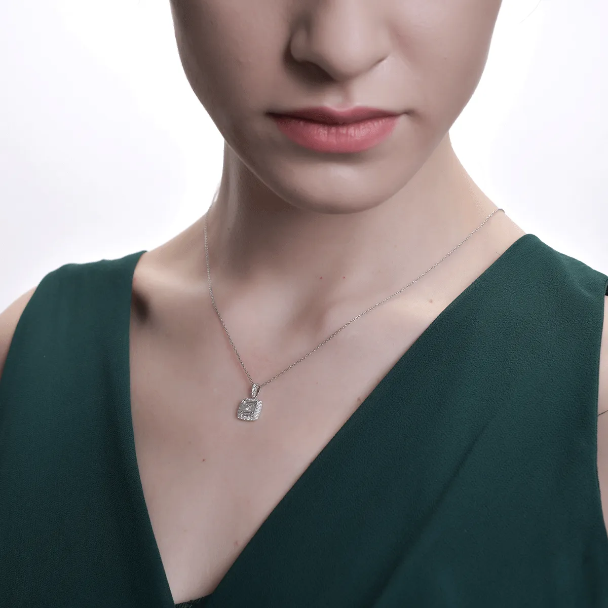 Pandantiv din aur alb de 18K cu diamante de 0.45ct