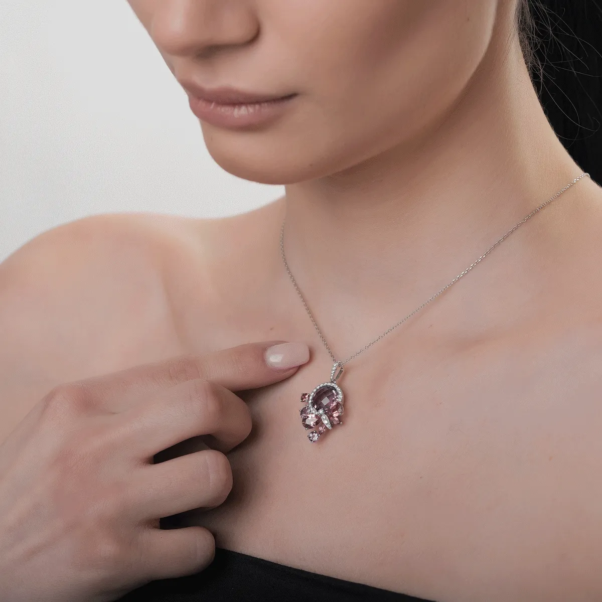 Pandantiv din aur alb cu pietre pretioase si semipretioase de 6.9ct