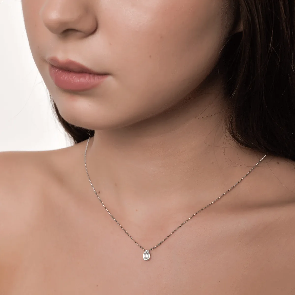 Nyaklánc medállal 18K-os fehér aranyból 0.18ct gyémánttal