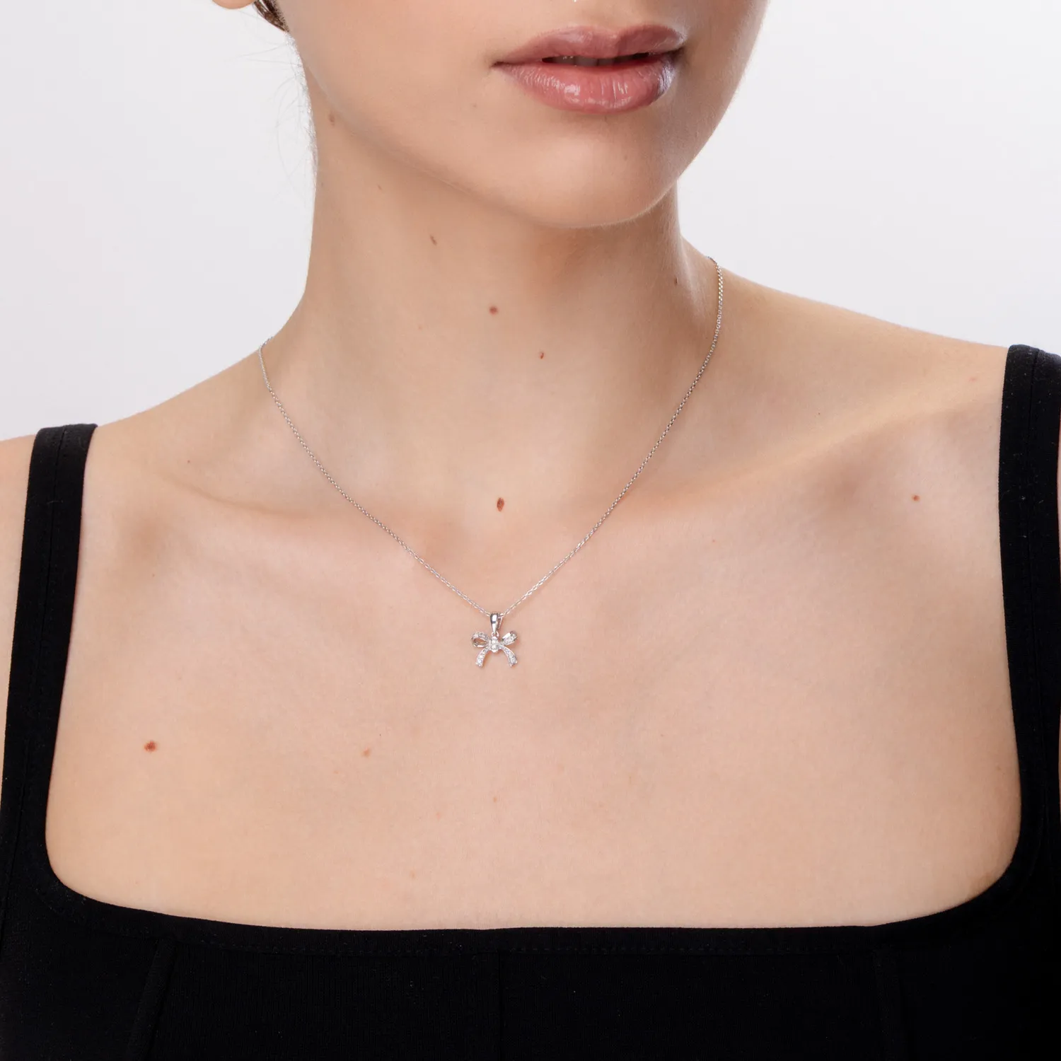 Wisiorek kokarda z 18K białego złota i diamenty 0.073kr