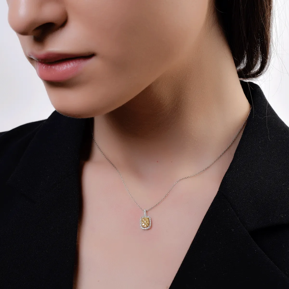 Pandantiv din aur alb cu diamante galbene de 0.18ct si diamante transparente de 0.08ct