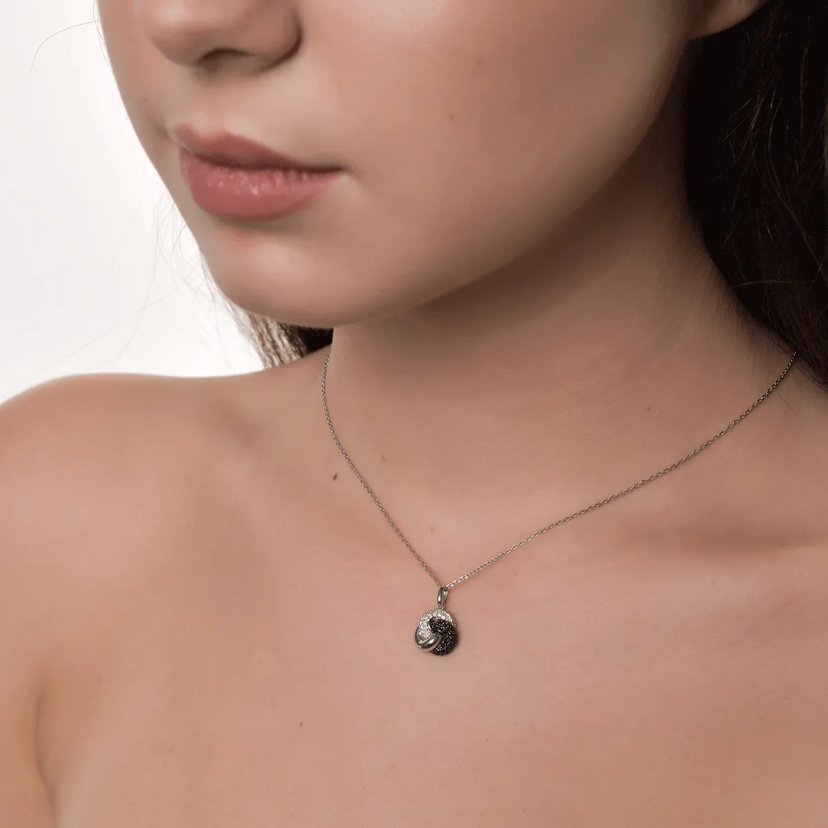 Pandantiv din aur alb de 14K cu diamante negre de 0.21ct si diamante transparente de 0.18ct