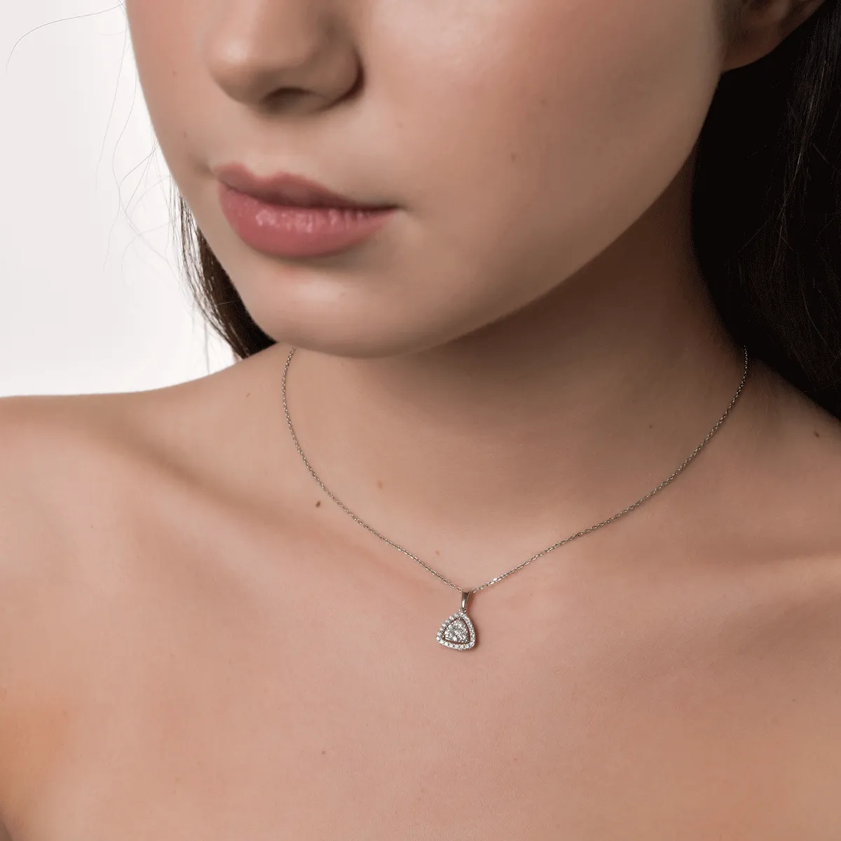 Pandantiv din aur alb de 18K cu diamante de 0.41ct