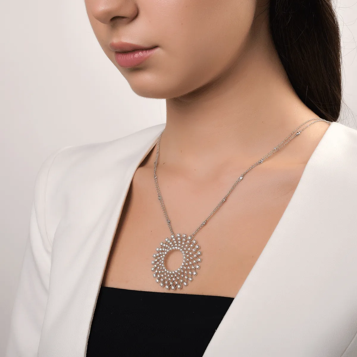 Lant cu pandantiv din aur alb cu diamante de 4.82ct