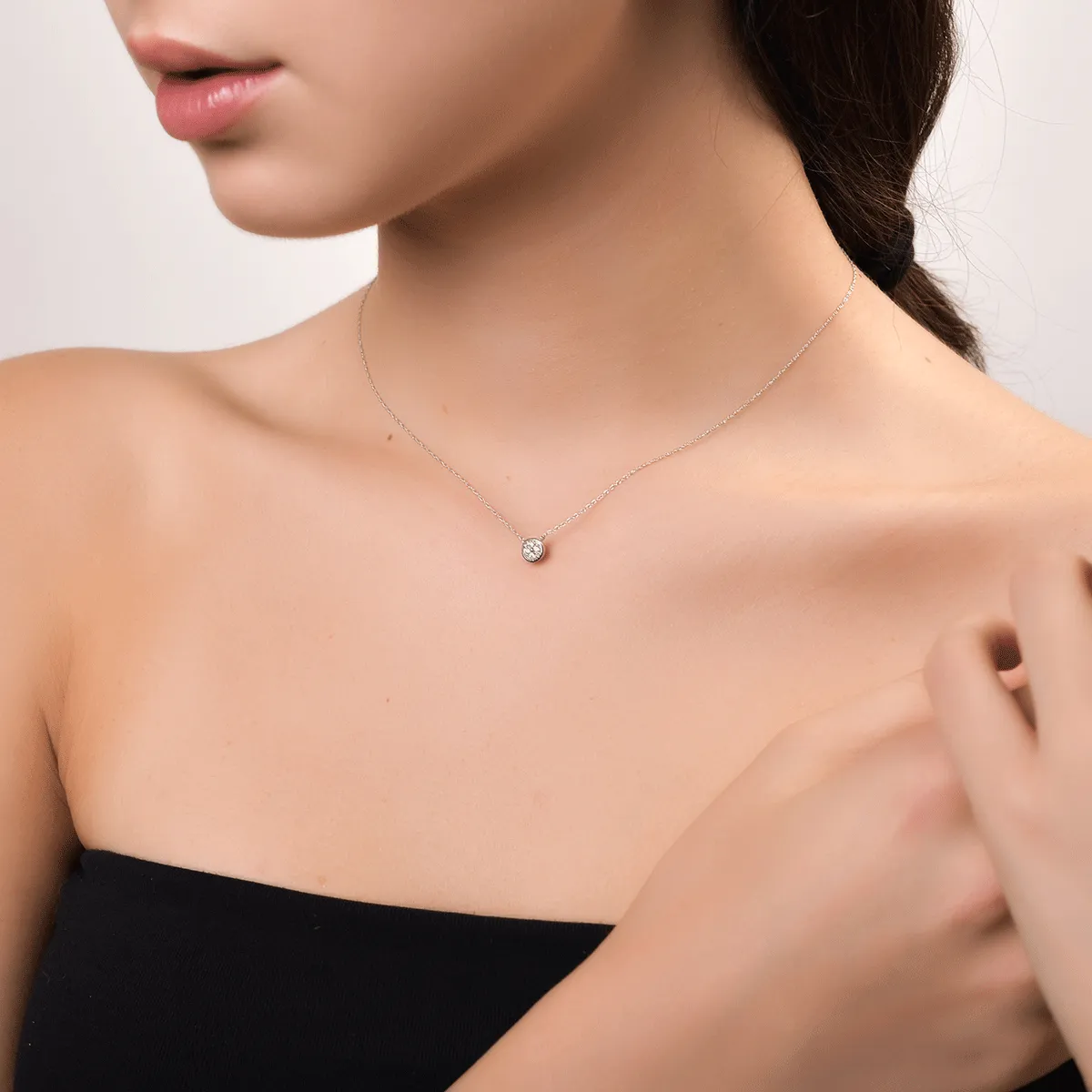 Lant cu pandantiv din aur alb de 18K cu diamante de 0.08ct