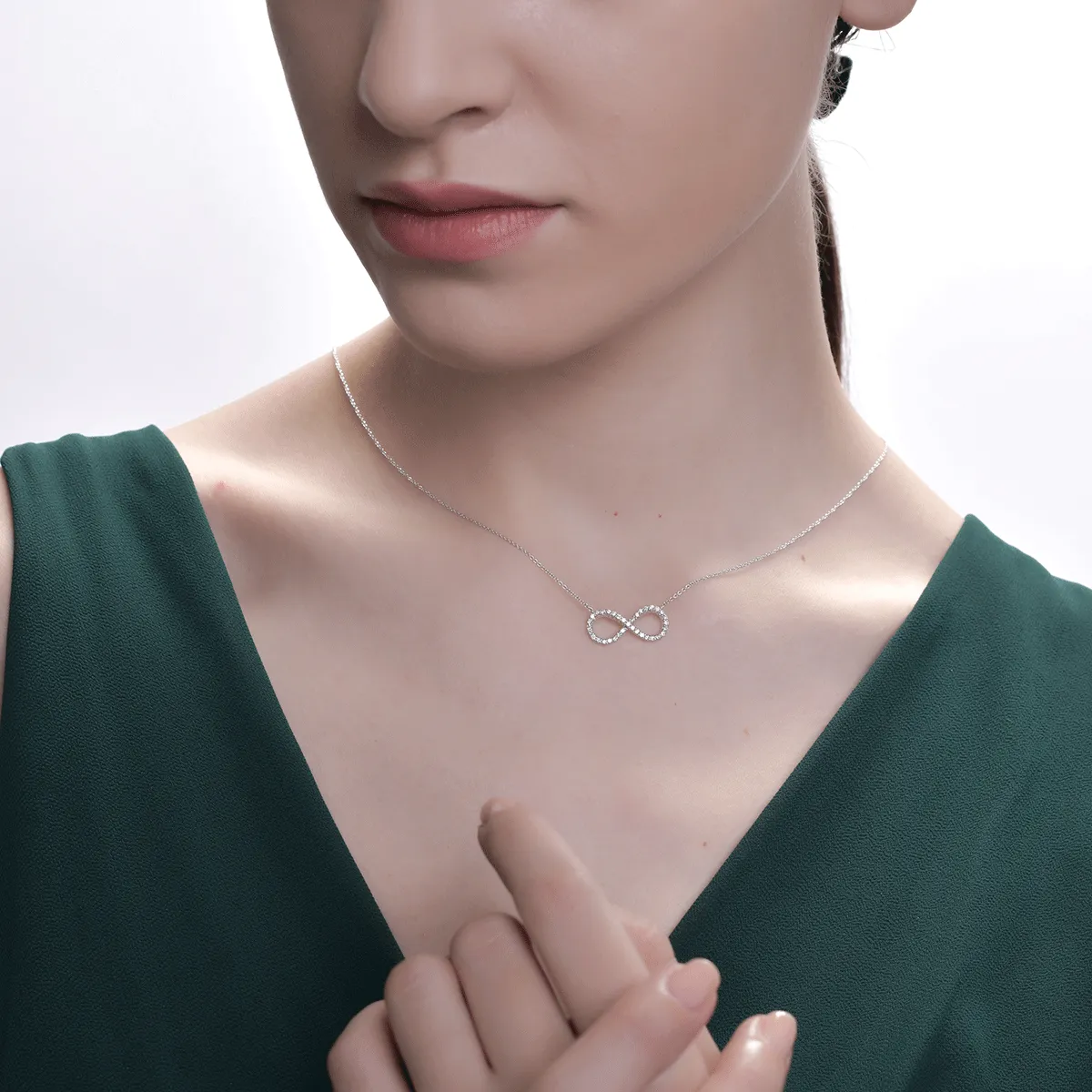 Lant cu pandantiv infinit din aur alb de 18K cu diamante de 0.34ct
