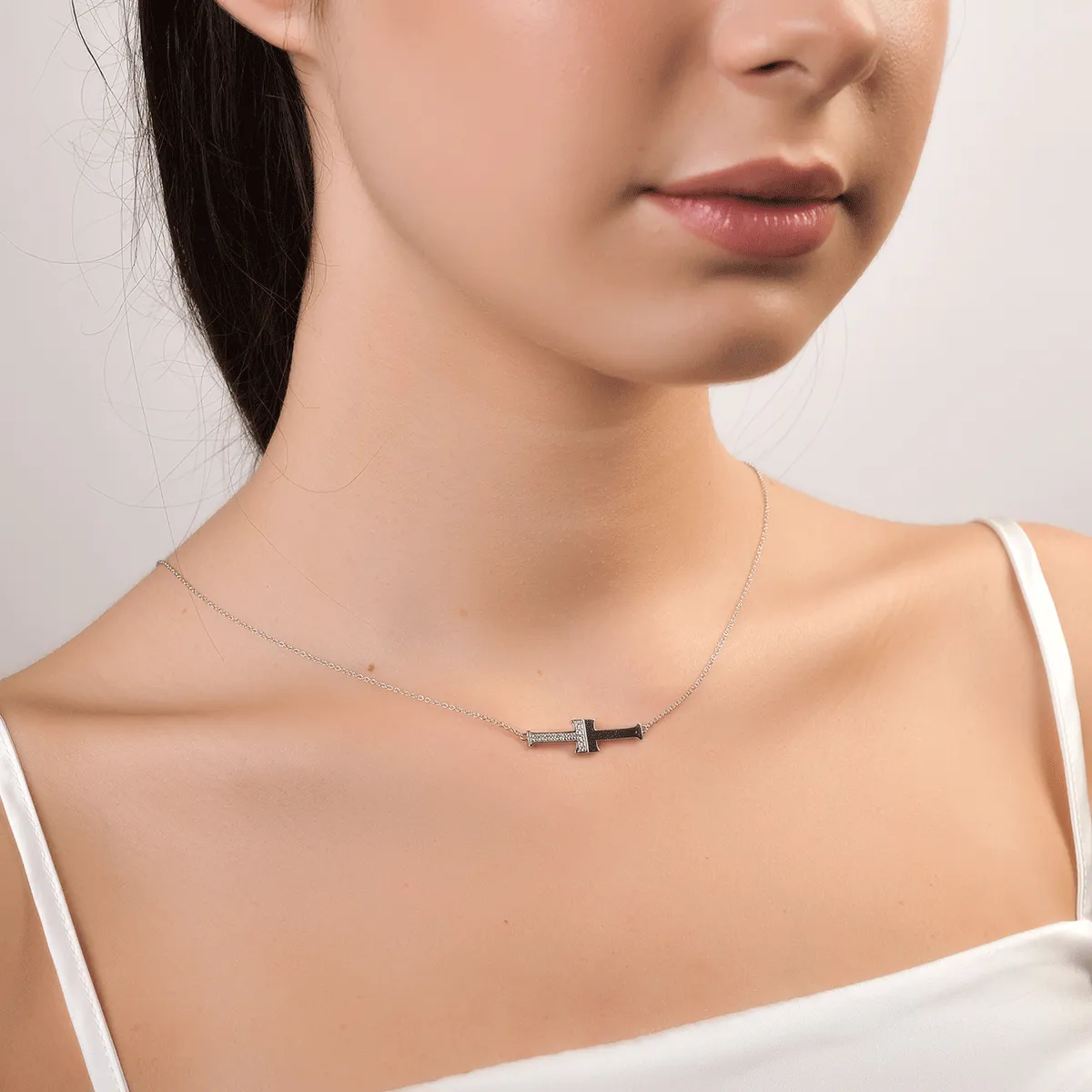 Колие с висулка от бяло злато 18K с диаманти 0.1ct