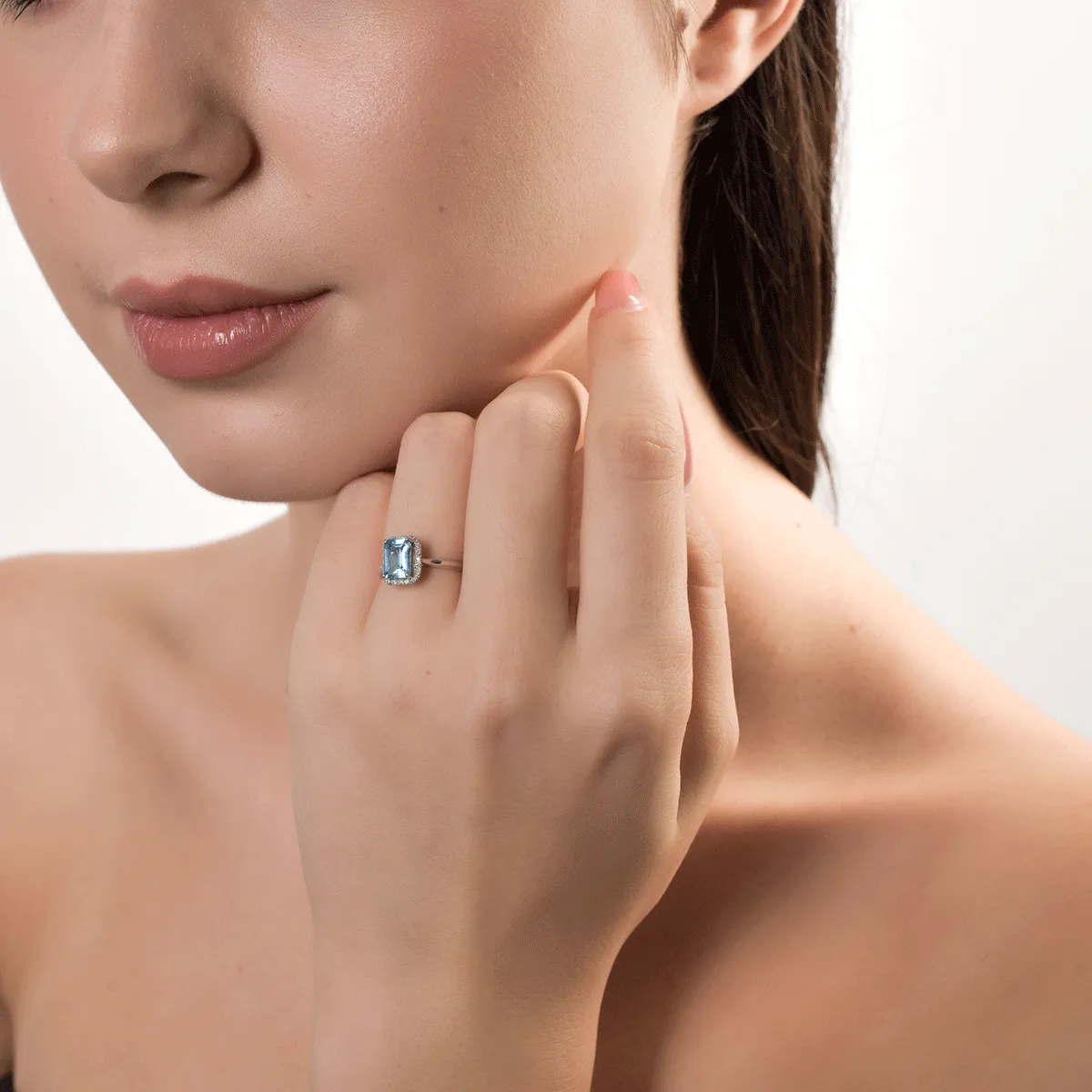 Inel din aur alb cu topaz albastru emerald de 1.14ct si diamante de 0.1ct