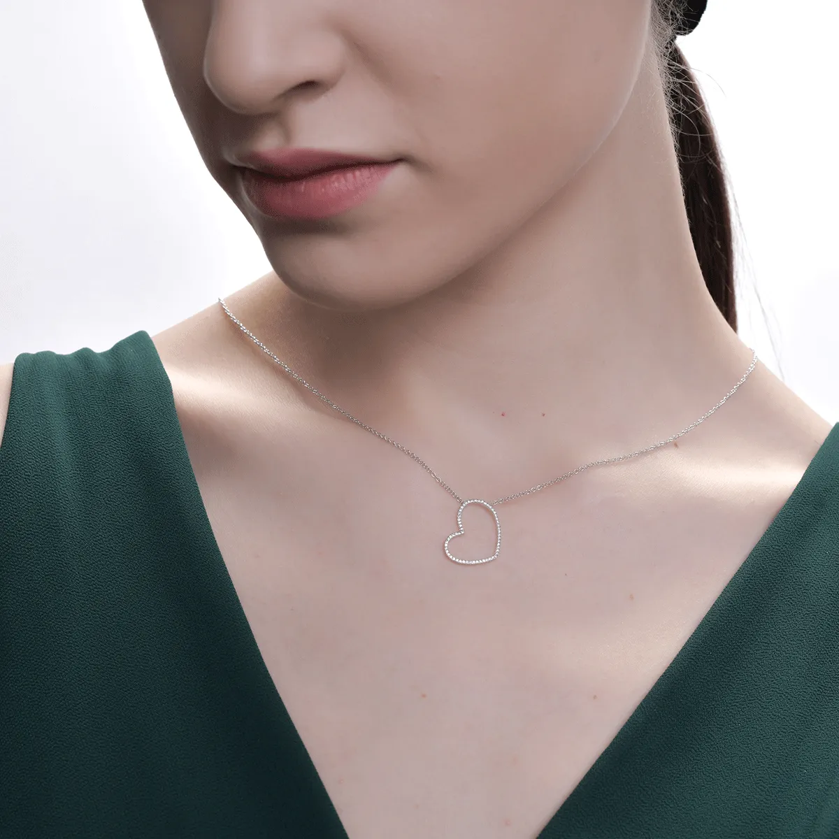 Lant cu pandantiv inima din aur alb de 18K cu diamante de 0.12ct