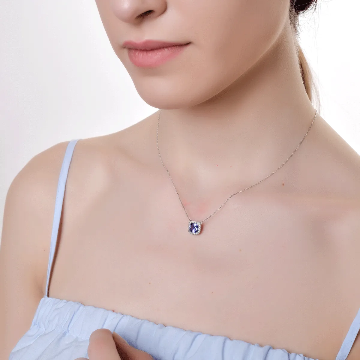 Lant cu pandantiv din aur alb de 18K cu tanzanit de 1.56ct si diamante de 0.14ct