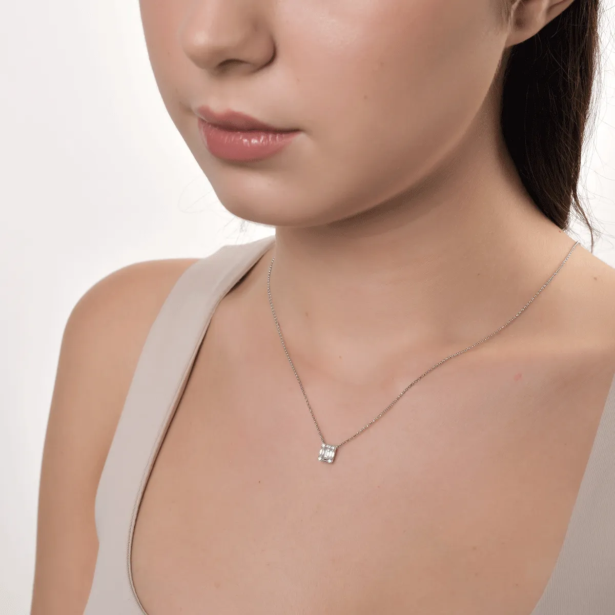 Lant cu pandantiv din aur alb cu diamante baguette si rotunde de 0.28ct