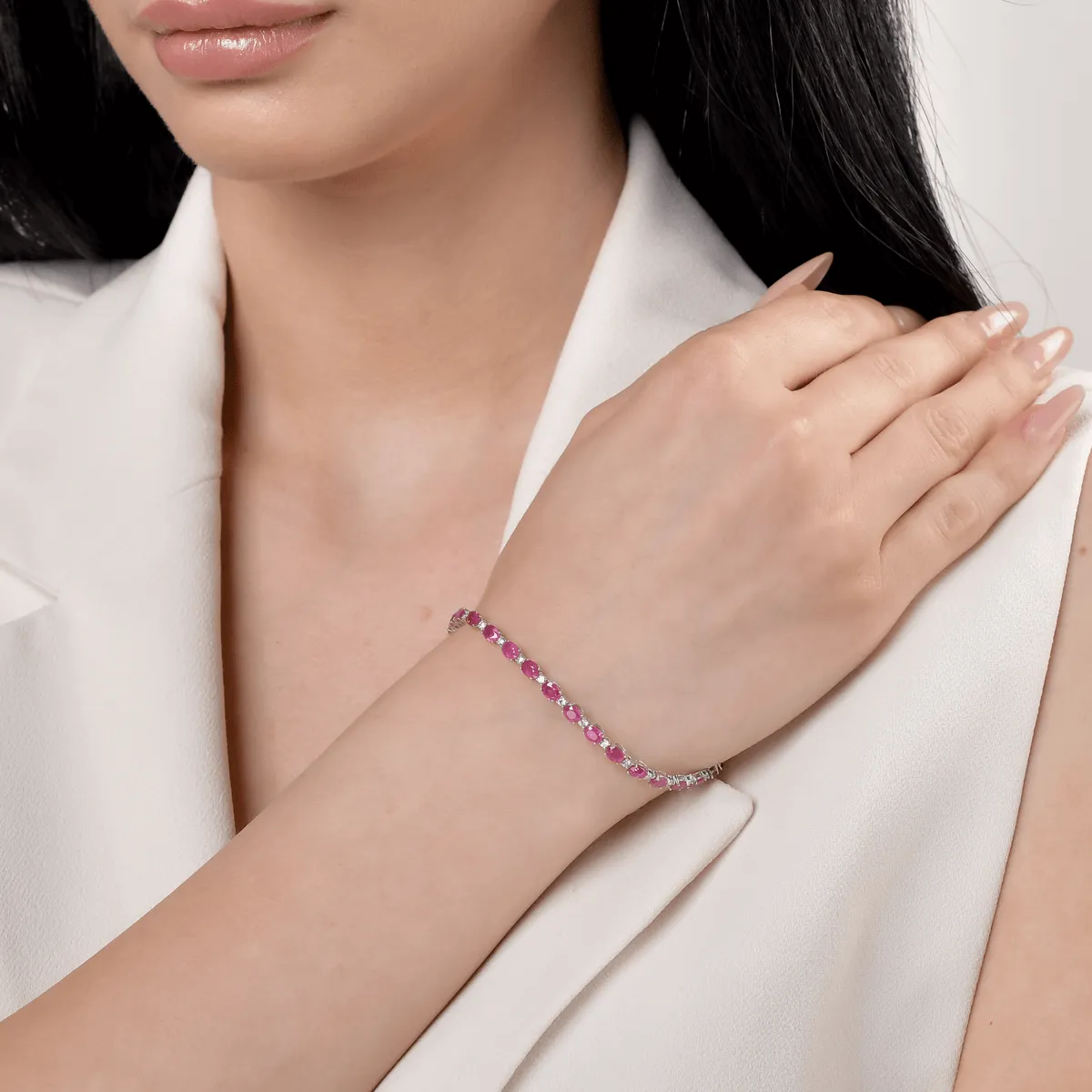 18K white gold tennis bracelet with 7.08ct rubines and 0.68ct diamonds