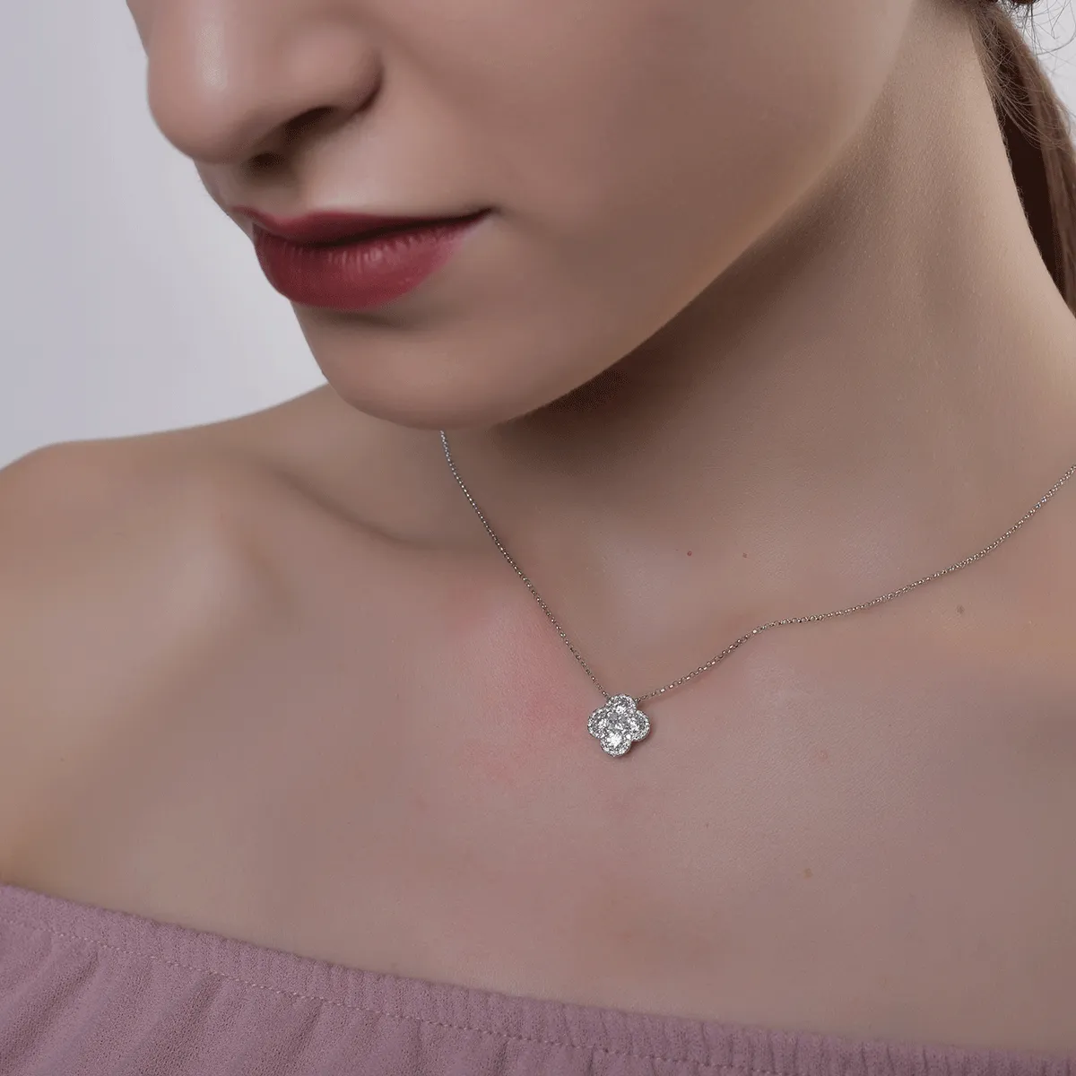 Lant cu pandantiv din aur alb cu diamante de 0.65ct