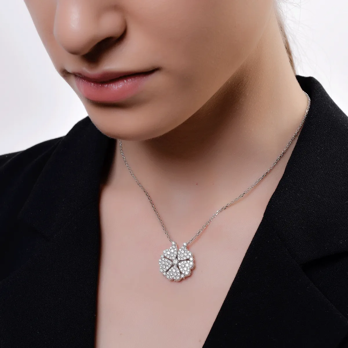 18K white gold pendant necklace with 0.81ct diamonds