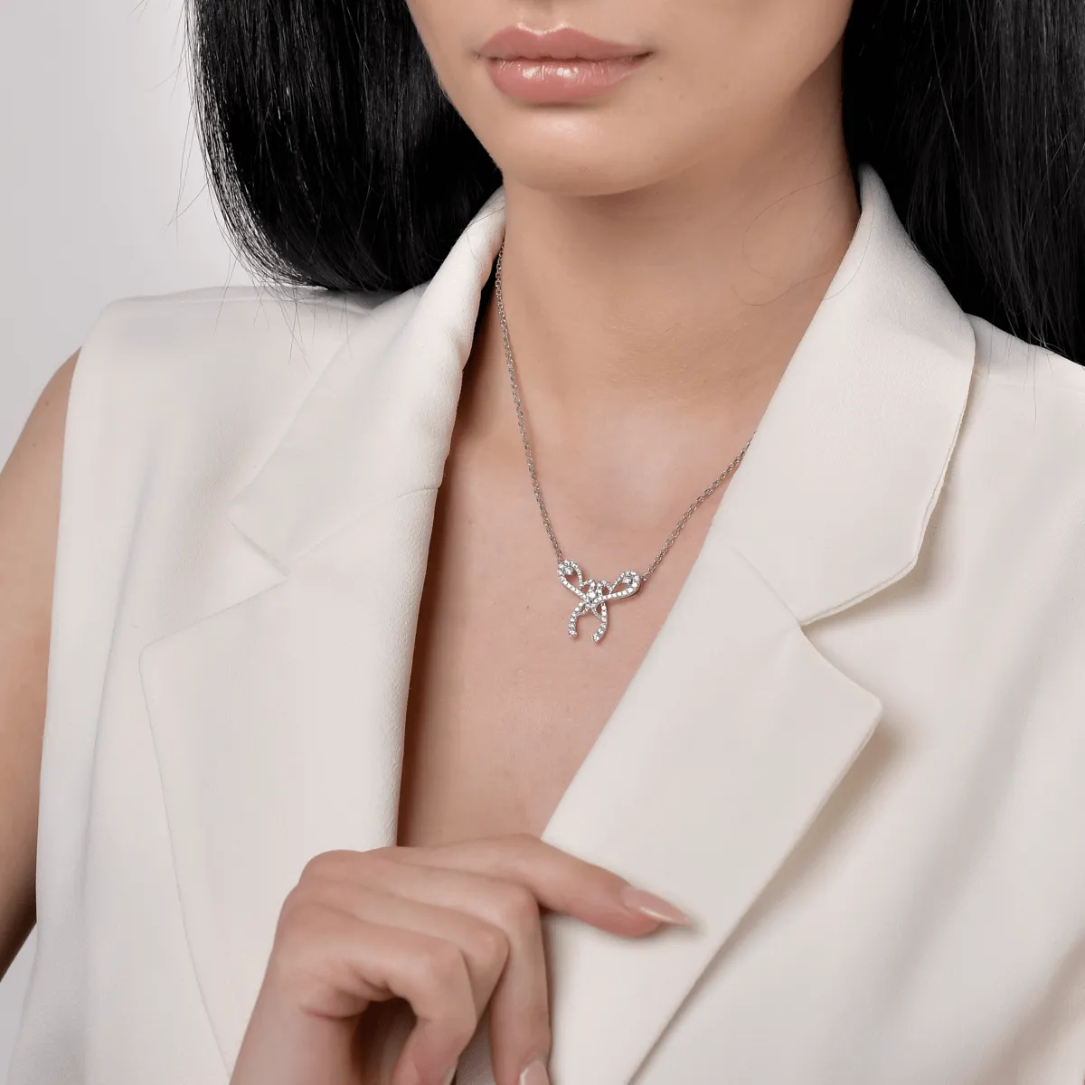 Lant cu pandantiv fundita din aur alb cu diamante de 0.71ct