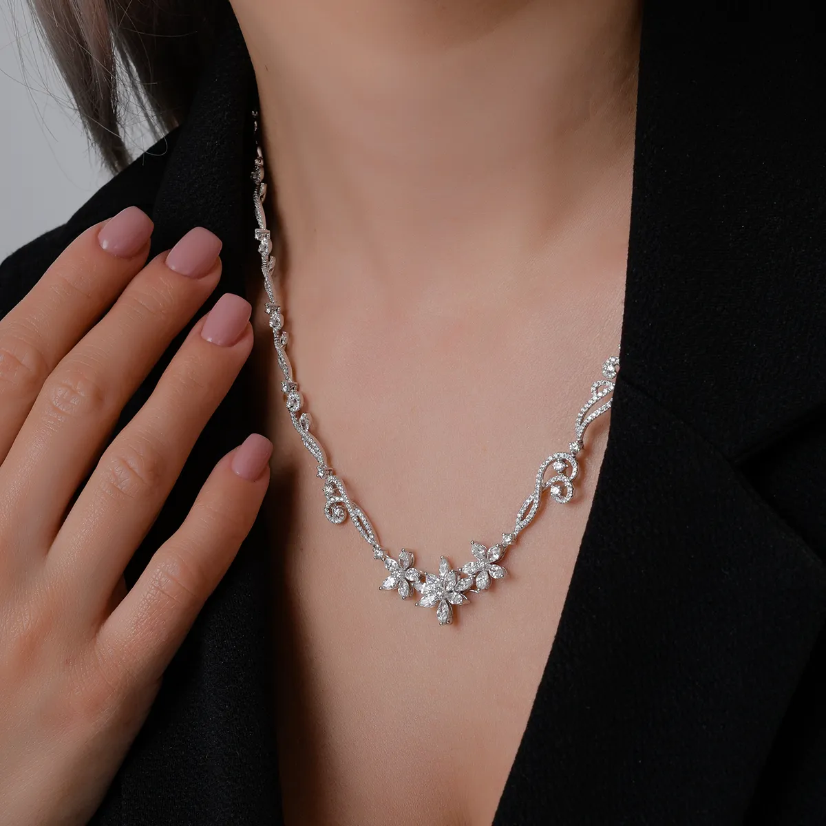 Colier din aur alb cu diamante de 4.26ct