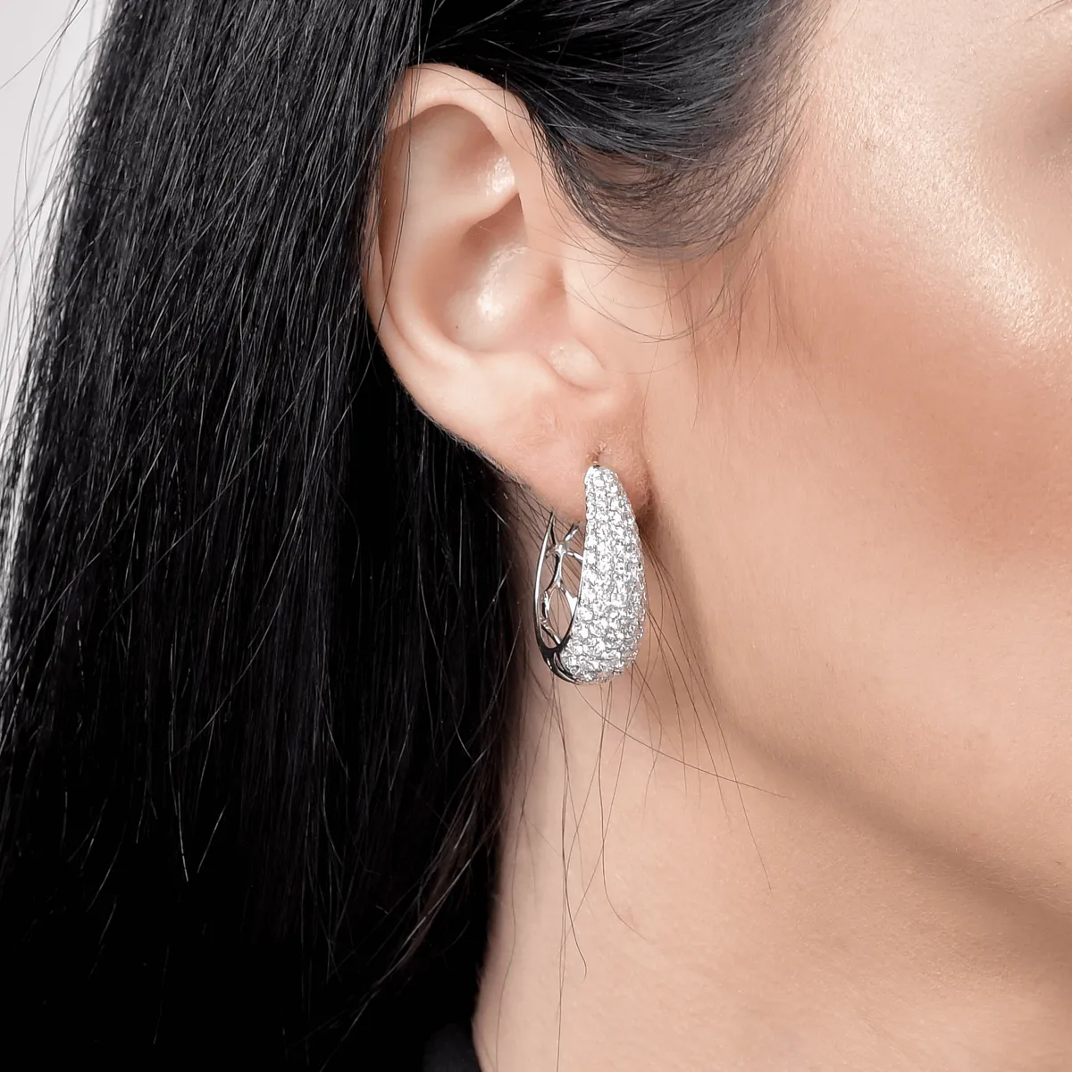 Cercei din aur alb de 18K cu diamante de 4.221ct