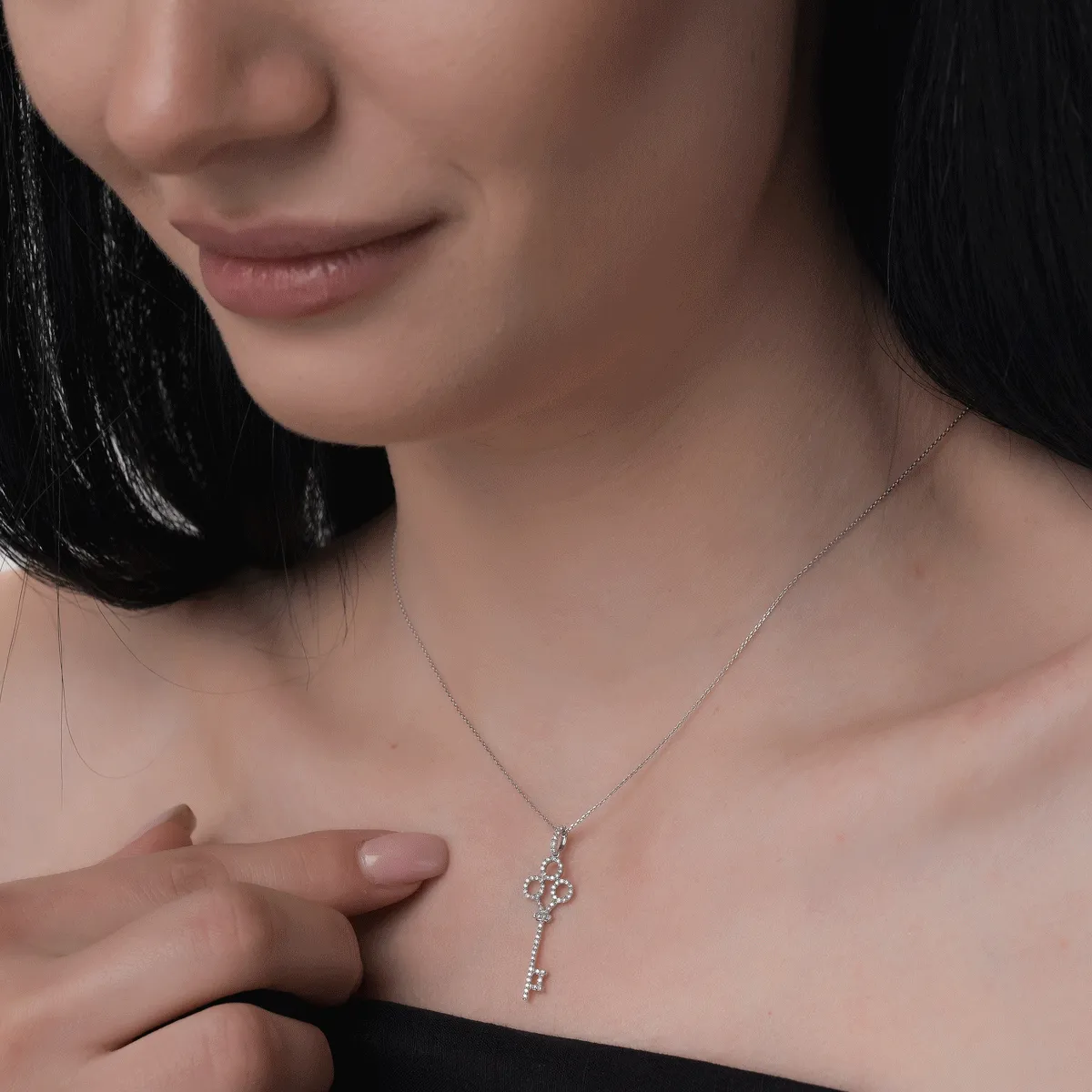 Lant cu pandantiv cheie din aur alb de 18K cu diamante de 0.18ct