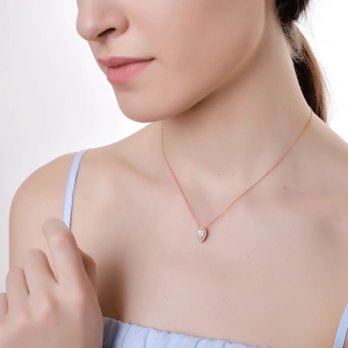 Lant cu pandantiv lacrima din aur roz de 18K cu diamante de 0.292ct