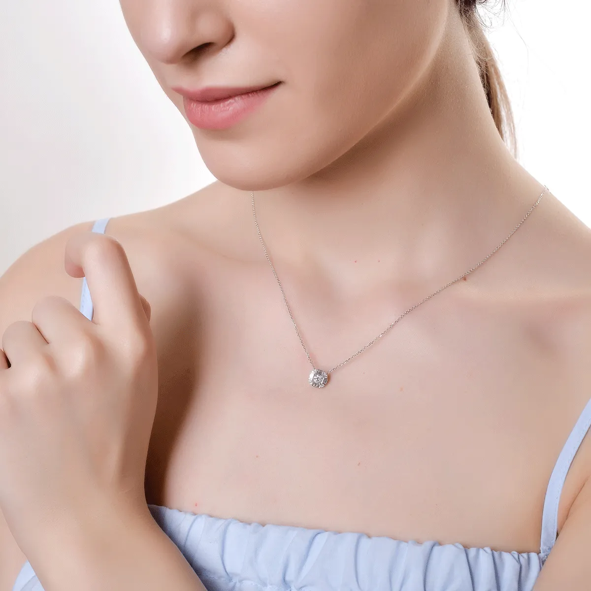 Колие с висулка от 18K бяло злато с диаманти от 0.379гкт