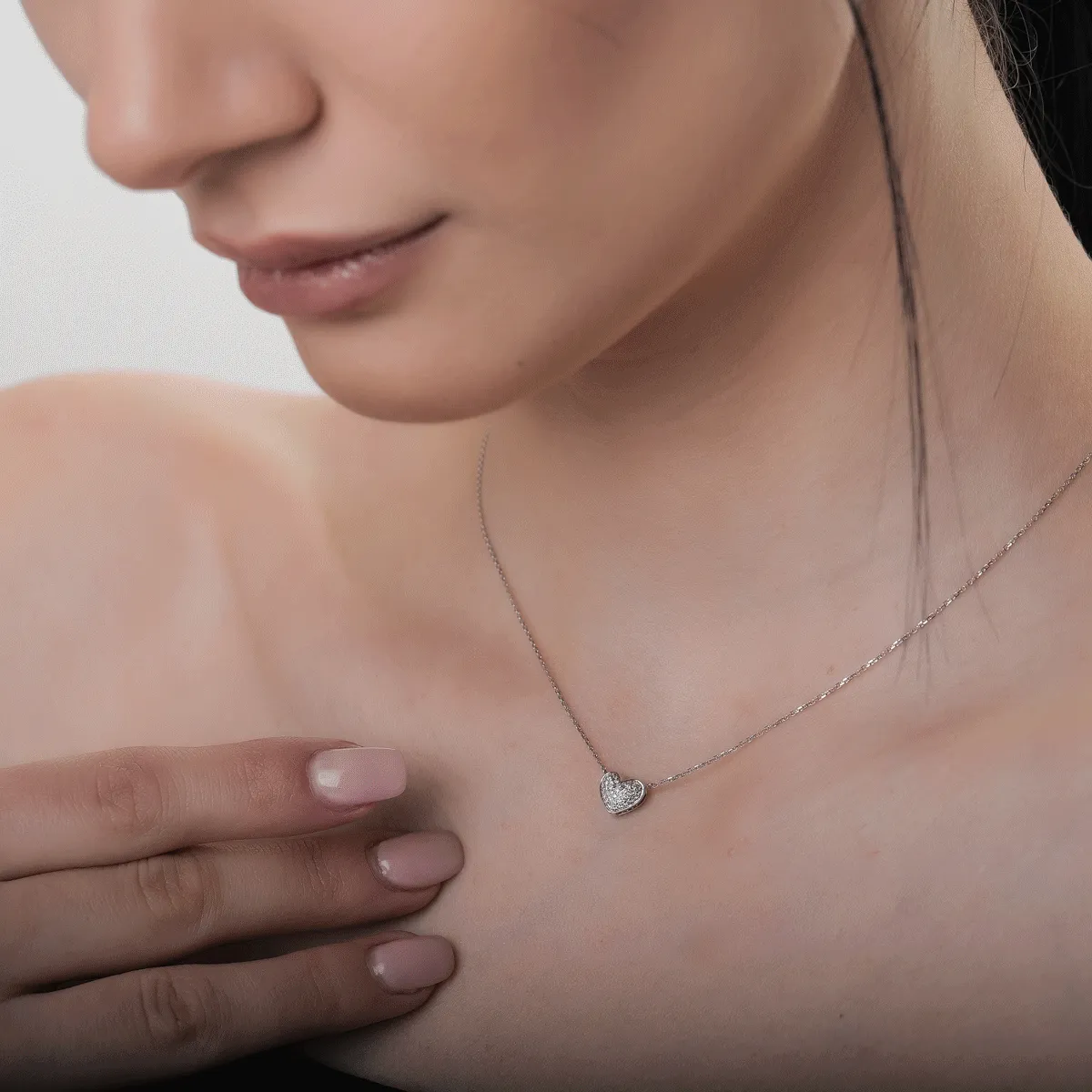 Wisiorek z 18K białego złota z diamentami o masie 0.087ct