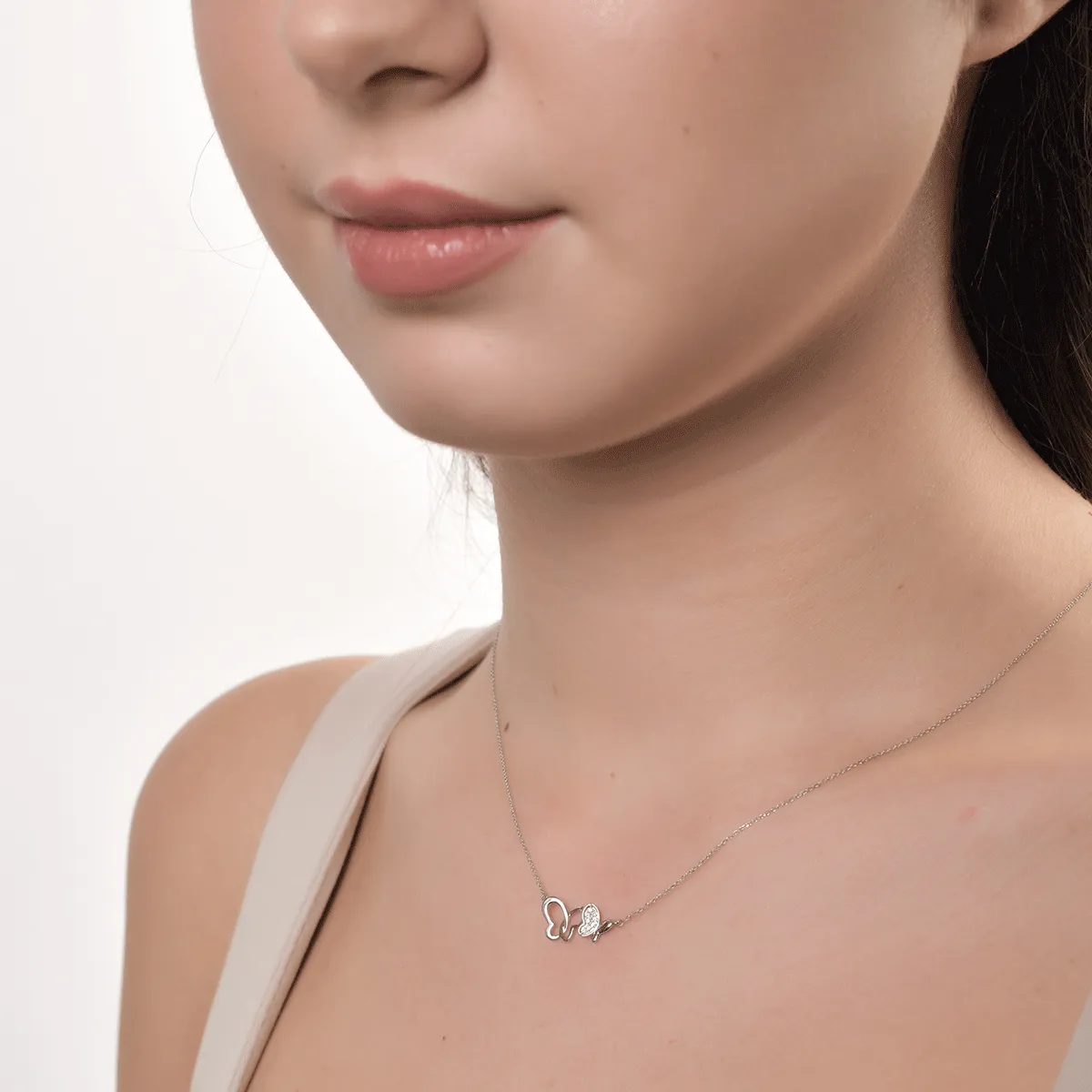 Lant cu pandantiv fluturi din aur alb cu diamante de 0.023ct