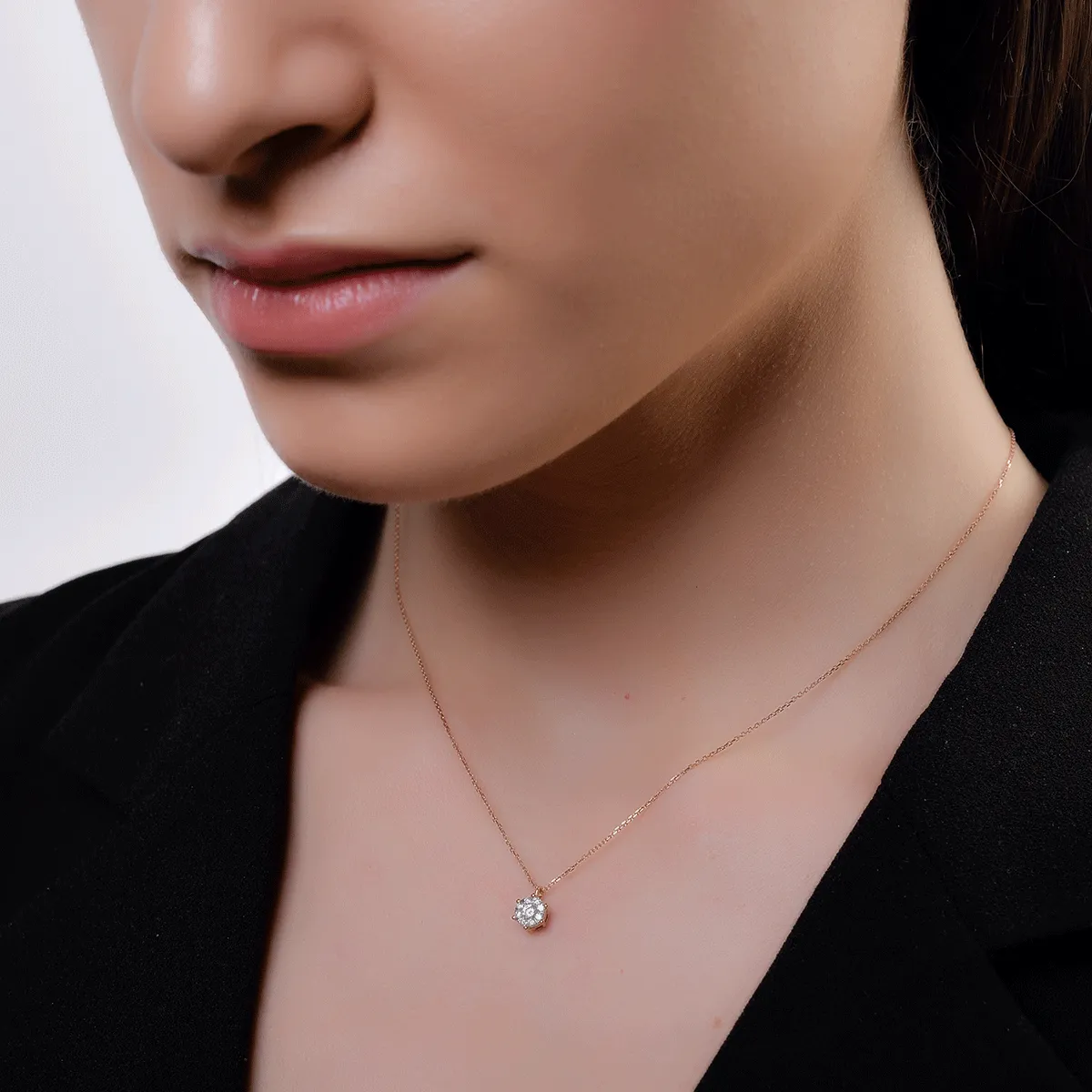 Lant cu pandantiv din aur roz cu diamante de 0.166ct