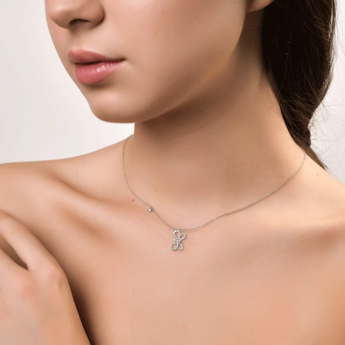 Lant cu pandantiv fluture din aur alb de 18K cu diamante de 0.25ct