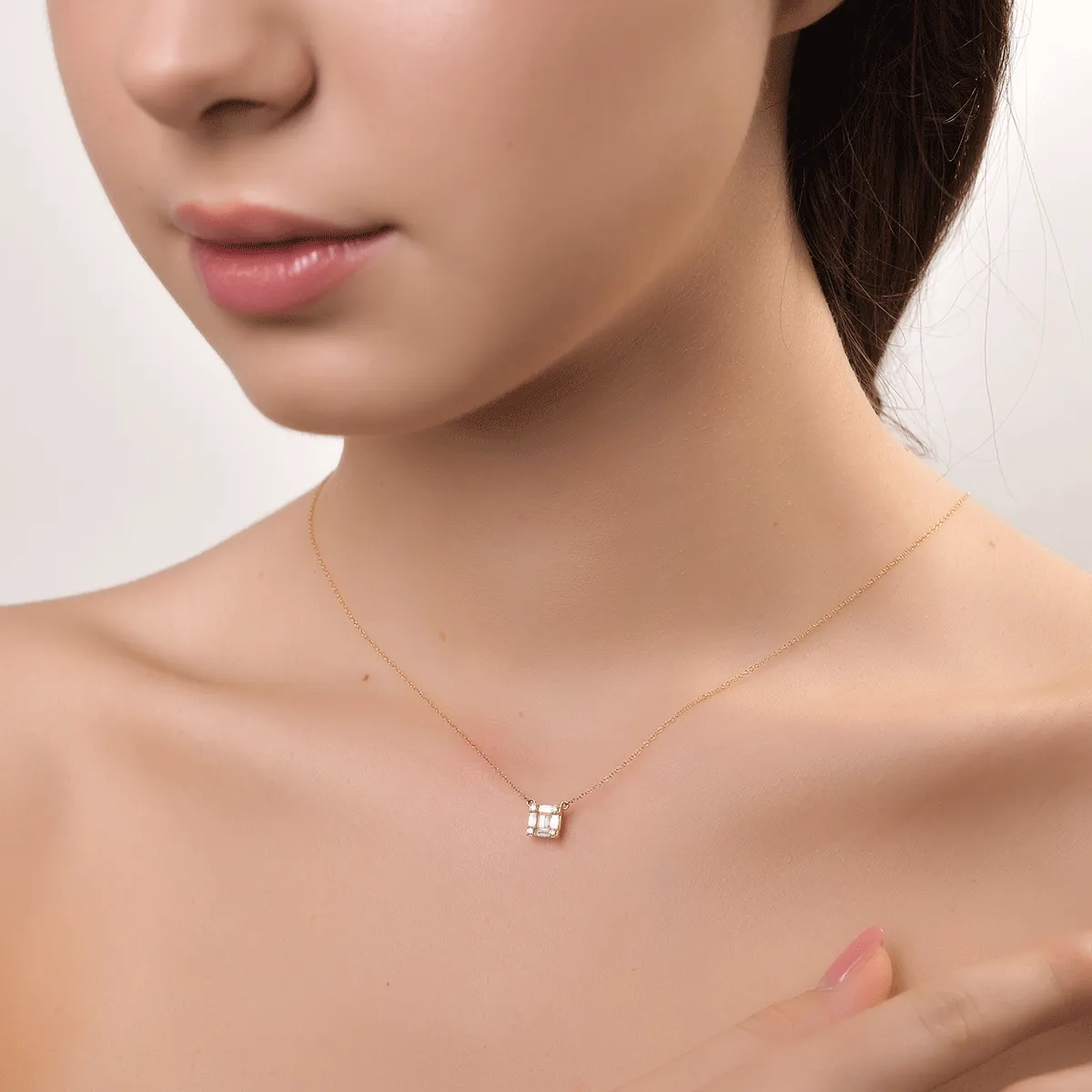 Łańcuszek z wisiorkiem z 18K żółtego złota i diamenty 0.286kr