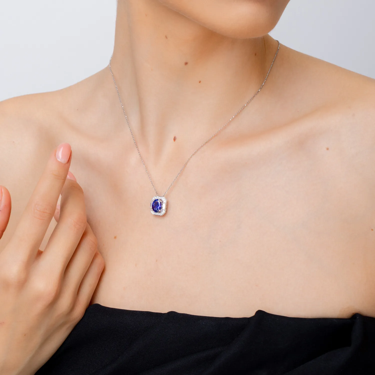 Łańcuszek z zawieszką z 18K białego złota z tanzanitem o masie 1.77ct i diamentami o masie 0.334ct